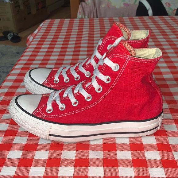 SOLD Converse Chuck Taylor All Star Classic high Top Converse Red Women’s size 6 - Picture 3 of 9